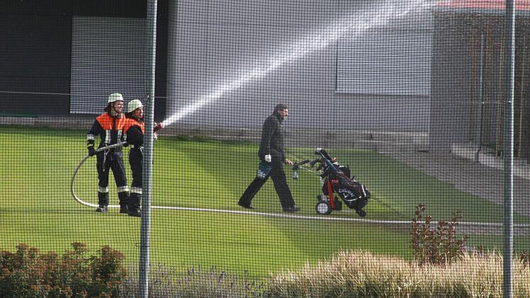 Die Ruhe weg hatte auch dieser Golfer.  Wenn das Training fertig ist, ist das Training fertig. Und wenn da Feuerwehrler stehen und spritzen, ist das deren Sache...