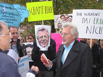 Ein geplantes Parkhaus auf dem Michelsberg treibt Anwohner auf die Barrikaden.  Helmut Müller von der CSU-Fraktion diskutiert mit  Michael Vogel (l.)  und  Michael Rieger.   Fotos: Michael Wehner