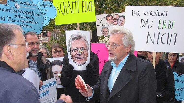Ein geplantes Parkhaus auf dem Michelsberg treibt Anwohner auf die Barrikaden.  Helmut Müller von der CSU-Fraktion diskutiert mit  Michael Vogel (l.)  und  Michael Rieger.   Fotos: Michael Wehner