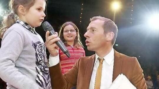 s war ein tolles Erlebnis für die neunjährige Diana: In der Arena des Zirkus Krone in München durfte sie nicht nur mit Moderator Markus Othmer plaudern, sondern sahnte auch noch den ersten Preis für ihr Gemälde ab. Als Siegerin auf Landesebene geht es für die Drittklässlerin an der Siedlungs-Grundschule Kitzingen sogar noch weiter: Sie hat nicht nur einen Rundflug mit dem Oldtimer-Flugzeug JU 52 ("Tante Ju") vom Flughafen Oberschleißheim gewonnen, sondern ihr Kunstwerk nimmt auch am Bundesent...
