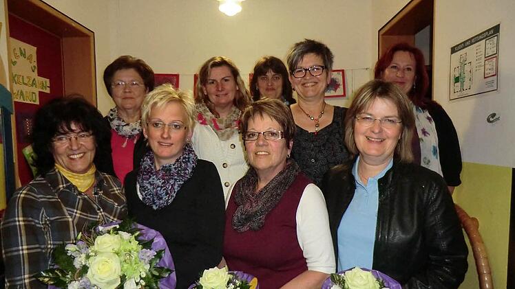 Die neuen Vorstandsmitglieder verabschieden die ausgeschiedenen mit Blumen. Foto: Anton Then