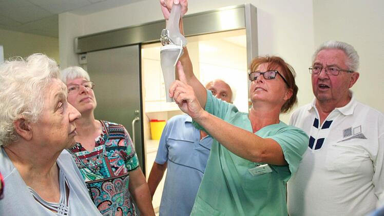 OP-Schwester Marianne zeigt wie ein künstliches Kniegelenk funktioniert. Foto: Evi Seeger