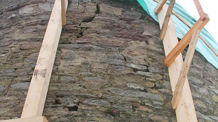 Gigantische Stahlseile zurren die Ruine zusammen und sollen verhindern, dass Gesteinsteile abbröckeln.