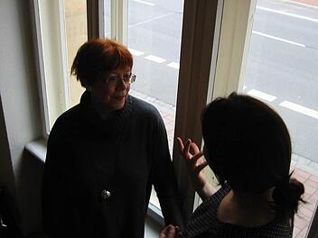 Katja S. im Gespräch mit Brigitte Merz (links), der sie sich anvertrauen konnte. Foto: Petra Mayer