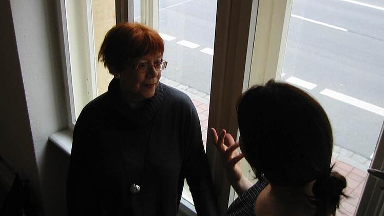 Katja S. im Gespräch mit Brigitte Merz (links), der sie sich anvertrauen konnte. Foto: Petra Mayer