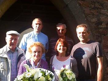 Pfarrer Michael Kubatko und Paul Roth (hinten v.l.) bedankten sich bei Hermann Scherf, Susi Scherf, Maria Alles und Thomas Alles. Foto: privat