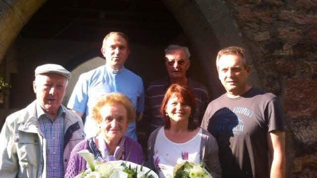 Pfarrer Michael Kubatko und Paul Roth (hinten v.l.) bedankten sich bei Hermann Scherf, Susi Scherf, Maria Alles und Thomas Alles. Foto: privat