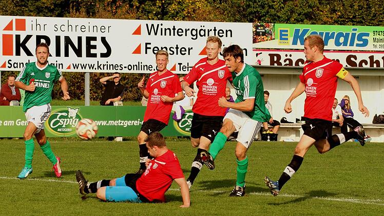 Das excellente 1:0 des Sander Torjägers Peter Heyer (2. von rechts), der die gesamte Neustadter Abwehr ausspieltund dann auch noch zu einem erfolgreichen Abschluss kommt; links FC-Kapitän Daniel Rinbergas. Foto: Günther Geiling