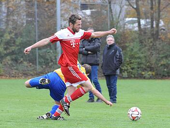 Kniefall im Sportpark: Eine herbe Niederlage kassierte Damian Smieja mit dem Post SV Bad Kissingen gegen die SG Seubrigshausen/Großwenkheim um Benjamin Oppermann (vorne). Foto: Hopf