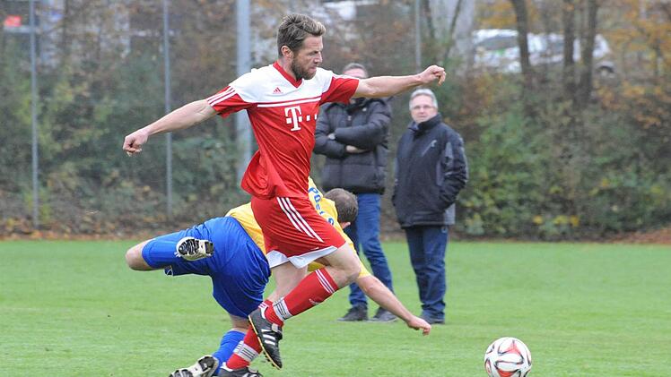 Kniefall im Sportpark: Eine herbe Niederlage kassierte Damian Smieja mit dem Post SV Bad Kissingen gegen die SG Seubrigshausen/Großwenkheim um Benjamin Oppermann (vorne). Foto: Hopf