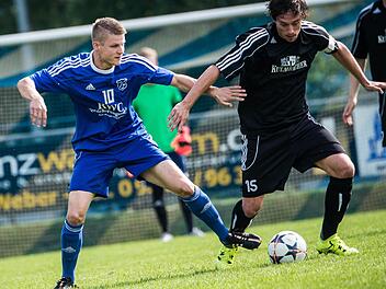 Der FC Marktleugast muss im Heimspiel gegen den TSV Mistelbach mit Roland Groß und Steffen Titus (rechts/hier gegen Thomas Stenglein vom FSV) zwei wichtige Offensivkräfte ersetzen. Foto: Alexander Muck