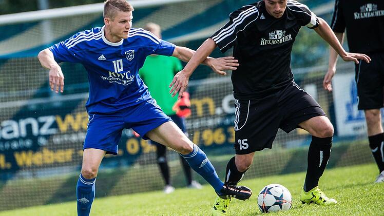 Der FC Marktleugast muss im Heimspiel gegen den TSV Mistelbach mit Roland Groß und Steffen Titus (rechts/hier gegen Thomas Stenglein vom FSV) zwei wichtige Offensivkräfte ersetzen. Foto: Alexander Muck