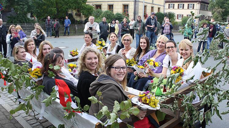 Die Tänzerinnen wurden ganz traditionell mit dem Wagen abgeholt. Foto: Sonja Werner
