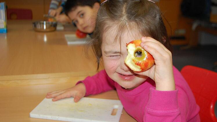 Wer einen Bratapfel füllen will, muss ihn erst aushöhlen...Foto: Christina Hauptmann