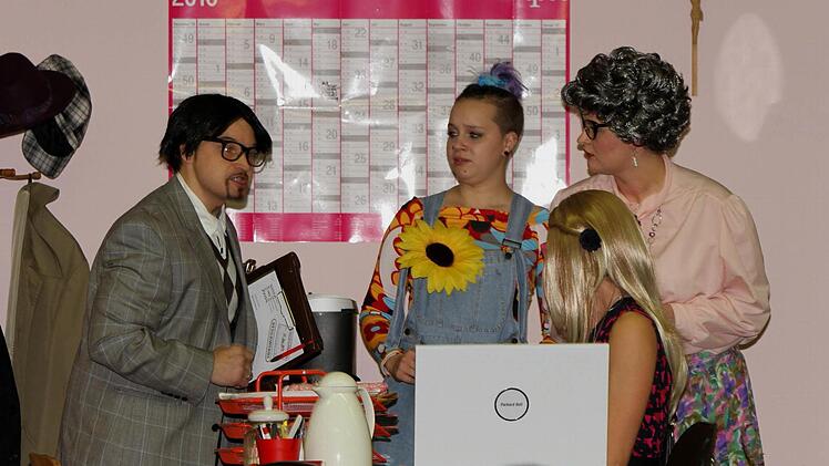 Amtmann Rainer Pankratz (links) mit Tierschützerin Corinna Grüner (Justian Gehring) und Witwe Anna Meier