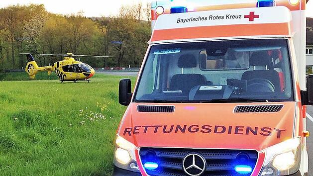 Die Rettungsteams des Rot-Kreuz-Kreisverbands Ha&szlig;berge absolvierten im Jahr 2015 &uuml;ber 14&nbsp;000 Eins&auml;tze. Auch schwere Verkehrsunf&auml;lle geh&ouml;rten immer wieder dazu. Unser Bild entstand an einer Einsatzstelle mit einem Rettungswagen des Roten Kreuzes. Fotos: Michael Will/BRK