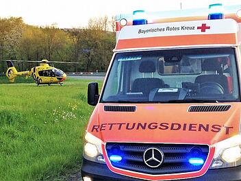 Die Rettungsteams des Rot-Kreuz-Kreisverbands Ha&szlig;berge absolvierten im Jahr 2015 &uuml;ber 14&nbsp;000 Eins&auml;tze. Auch schwere Verkehrsunf&auml;lle geh&ouml;rten immer wieder dazu. Unser Bild entstand an einer Einsatzstelle mit einem Rettungswagen des Roten Kreuzes. Fotos: Michael Will/BRK