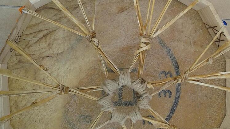 Schamane Horst Aulinger baut in seiner Werkstatt seine eigenen Trommeln (im Bild eine R&uuml;ckansicht). 25 St&uuml;ck hat er schon zuhause. Foto: privat