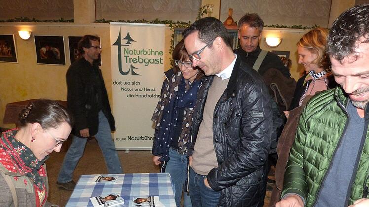 Martina Schwarzmann bei der Autogrammstunde nach dem Auftritt in Trebgast Foto: Werner Reißaus