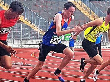 Hanns-Peter Wirth (Zweiter von links) sprintet in Augsburg bei den bayerischen Meisterschaften los. Foto: privat