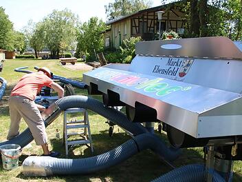Alexander Hirth von der Firma "aquamotec" bei der Endmontage der beiden schwimmenden Zirkulationsanlagen. Fotos: Matthias Einwag