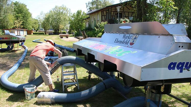 Alexander Hirth von der Firma "aquamotec" bei der Endmontage der beiden schwimmenden Zirkulationsanlagen. Fotos: Matthias Einwag