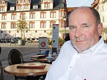 Joachim Bovelet in einem Café am Coburger Marktplatz. Hier sei er in den vergangenen fünf Jahren selten gewesen, räumt er ein. Foto: Simone Bastian