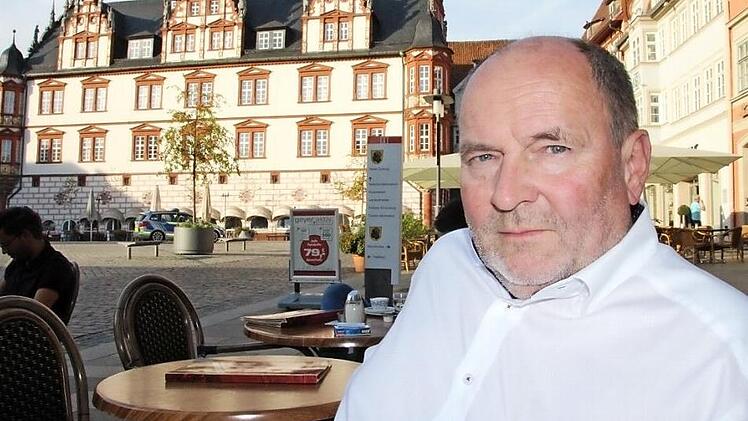 Joachim Bovelet in einem Café am Coburger Marktplatz. Hier sei er in den vergangenen fünf Jahren selten gewesen, räumt er ein. Foto: Simone Bastian