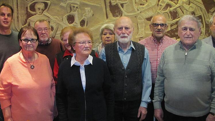 Der Bürgerverein ehrte am Samstag einige seiner langjährigen Mitglieder. Von links: der stellvertretende Vorsitzende Torsten Scheler, Petra Franke, Werner Franke, Christa Müller, Erika Koch, Catryn Mayer, Gerhard Metze, Werner Mayer, Günter Bolz und den Vorsitzenden und Ortsprecher Dietmar Wächter.  Foto: Martin Koch