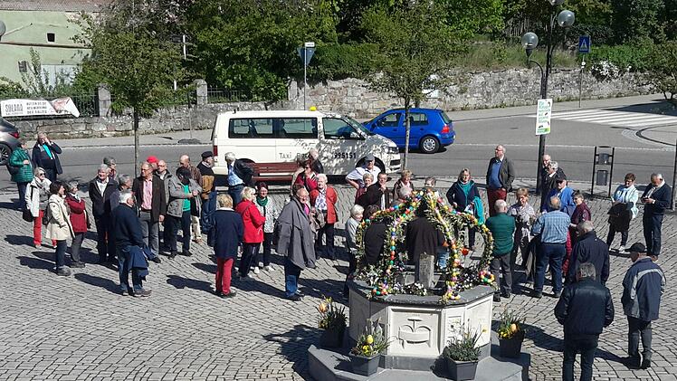 Das Wetter spielte mit, als die Gästegruppe in Bad Brückenau unterwegs war. Beeindruckt zeigten sich besonders die Frauen der Feuerwehrleute von dem liebevoll geschmückten Brunnen vor dem Alten Rathaus. Foto: Rolf Pralle