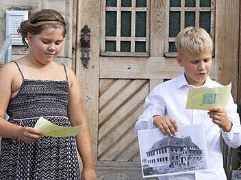 An verschiedenen Stationen im Stadtgebiet von Wallenfels gaben die Schüler Erläuterungen zu ihren Recherchen um die Geschichte von Wallenfels.  Foto: Michael Wunder