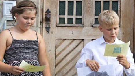 An verschiedenen Stationen im Stadtgebiet von Wallenfels gaben die Schüler Erläuterungen zu ihren Recherchen um die Geschichte von Wallenfels.  Foto: Michael Wunder