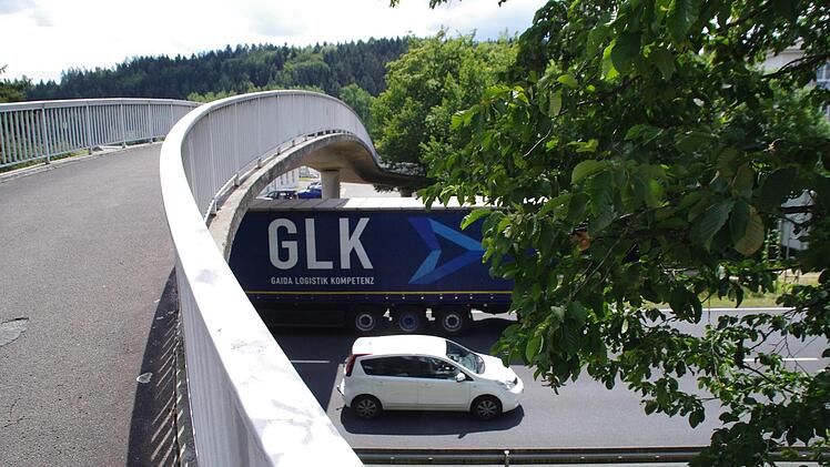Die Opta-Brücke ist in die Jahre gekommen. Als Anbindung für Fußgänger und Radfahrer über die viel befahrene Bundesstraße hinweg zum Gewerbegebiet ist sie allerdings immer noch wichtig.