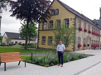 Bürgermeister Frank Jakob freut sich über die sehr gut voranschreitende Neugestaltung der Teuschnitzer Stadtmitte. Heike Schülein