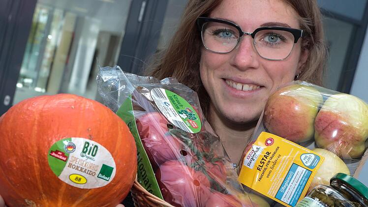 Die vielen Aufkleber auf Lebensmitteln mit verschiedenen Kennzeichen und Gütesiegeln können den Verbraucher überfordern.  Foto: Matthias Hoch