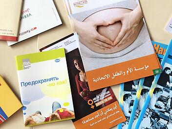 Mit internationalem Informationsmaterial ist die Schwangerenberatung der Diakonie in Coburg gut ausgerüstet.