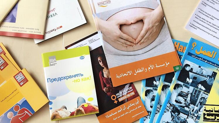 Mit internationalem Informationsmaterial ist die Schwangerenberatung der Diakonie in Coburg gut ausgerüstet.