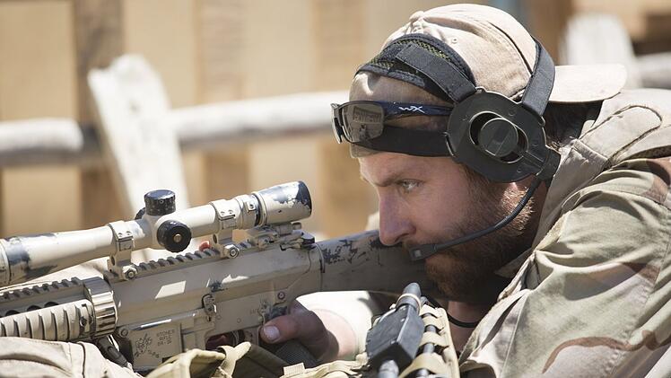 "Das B&ouml;se" fest im Blick: Chris Kyle (Bradley Cooper) ist eine T&ouml;tungsmaschine.