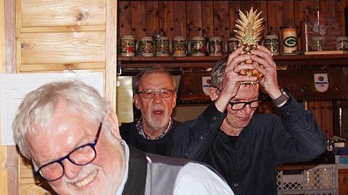 Uwe Sonnewald empf&auml;ngt als Trostpreis die &bdquo;goldene Ananas&ldquo;.