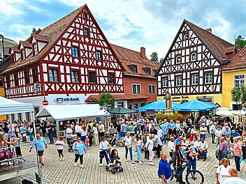 Das Musikfest findet auch auf dem Marktplatz statt.Tourismusb&uuml;ro Pottenstein