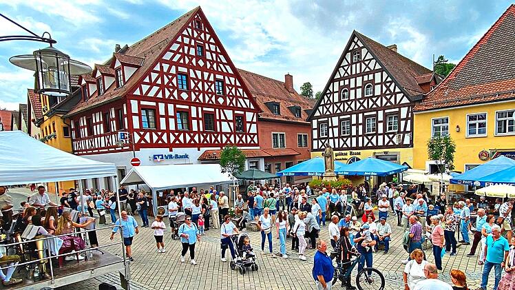 Das Musikfest findet auch auf dem Marktplatz statt.Tourismusb&uuml;ro Pottenstein