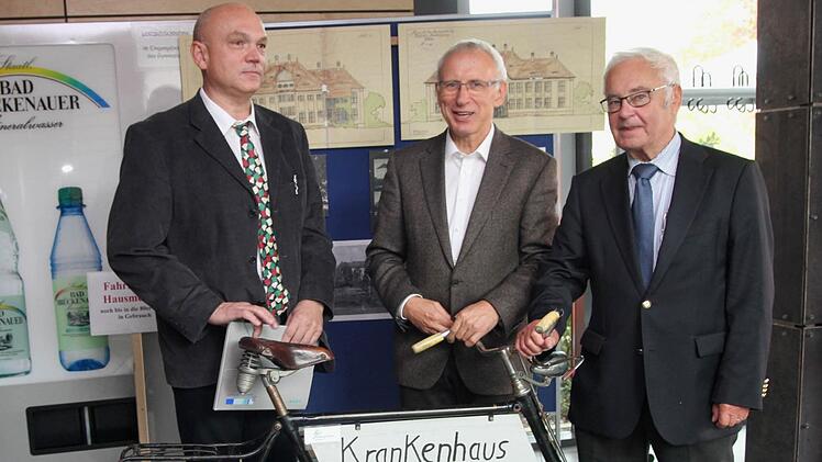 Landrat Rudolf Handwerker (rechts) mit den beiden Chefärzten Dr. Klaus Riedel (links) und Dr. Ants Lohmus.