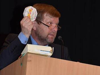 Auch einmal etwas Süßes genießen ist für Körper, Geist und Seele gut und kann Quelle zu neuer Kraft sein. Josef Epp bei seinem Referat beim Landfrauentag.