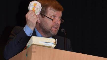 Auch einmal etwas Süßes genießen ist für Körper, Geist und Seele gut und kann Quelle zu neuer Kraft sein. Josef Epp bei seinem Referat beim Landfrauentag.