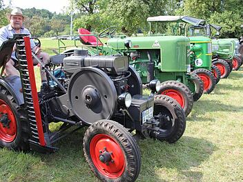 Ossi Müller auf seinem Fendt 18 (Baujahr 1941), dem ältesten Modell, das am Samstag durch Ebern tuckerte.