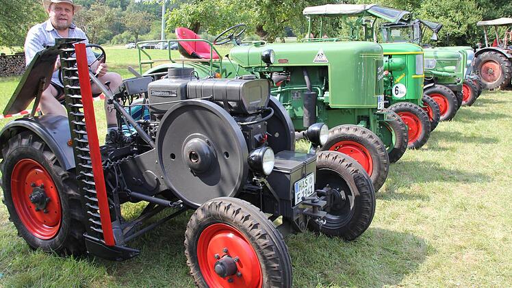 Ossi Müller auf seinem Fendt 18 (Baujahr 1941), dem ältesten Modell, das am Samstag durch Ebern tuckerte.