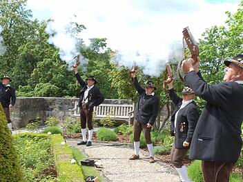 Die Böllerschützen aus Tennenlohe ließen es zum Jubiläum des Schützenmuseums auf Schloss Callenberg ordentlich krachen. Fotos: Rainer Lutz