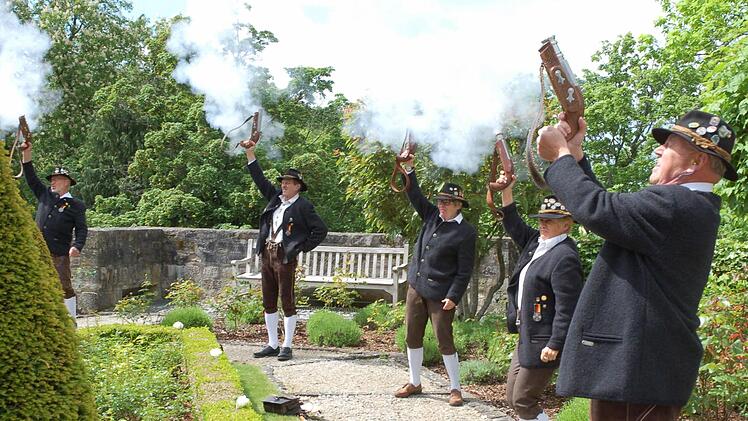 Die Böllerschützen aus Tennenlohe ließen es zum Jubiläum des Schützenmuseums auf Schloss Callenberg ordentlich krachen. Fotos: Rainer Lutz