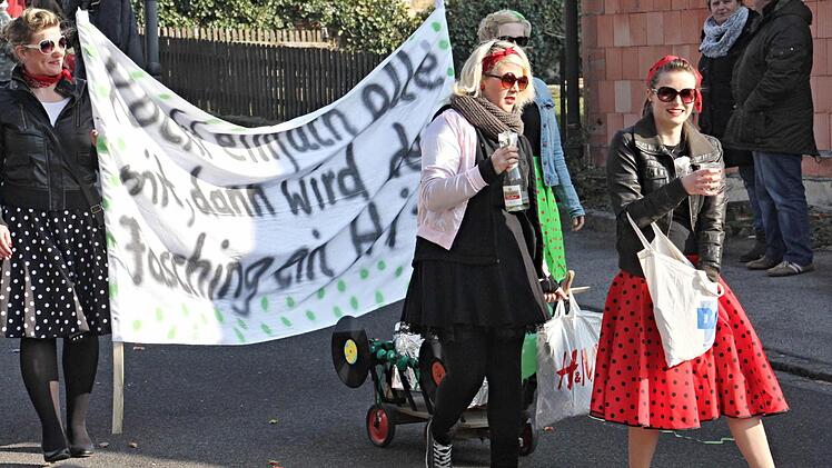 "Rockt alle mit, dann wird der Fasching ein Hit", forderten diese flotten Memmelsdorfer Mädels auf.  Foto: Helmut Will