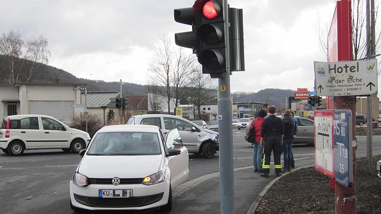 Nach dem Unfall auf der Kreuzung E.-C.-Baumann-Straße/Saalfelder Straße ...